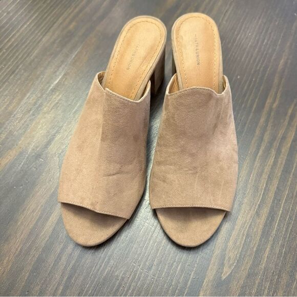 14th and Union tan faux suede block heel slip on sandals size 9M - Picture 2 of 7